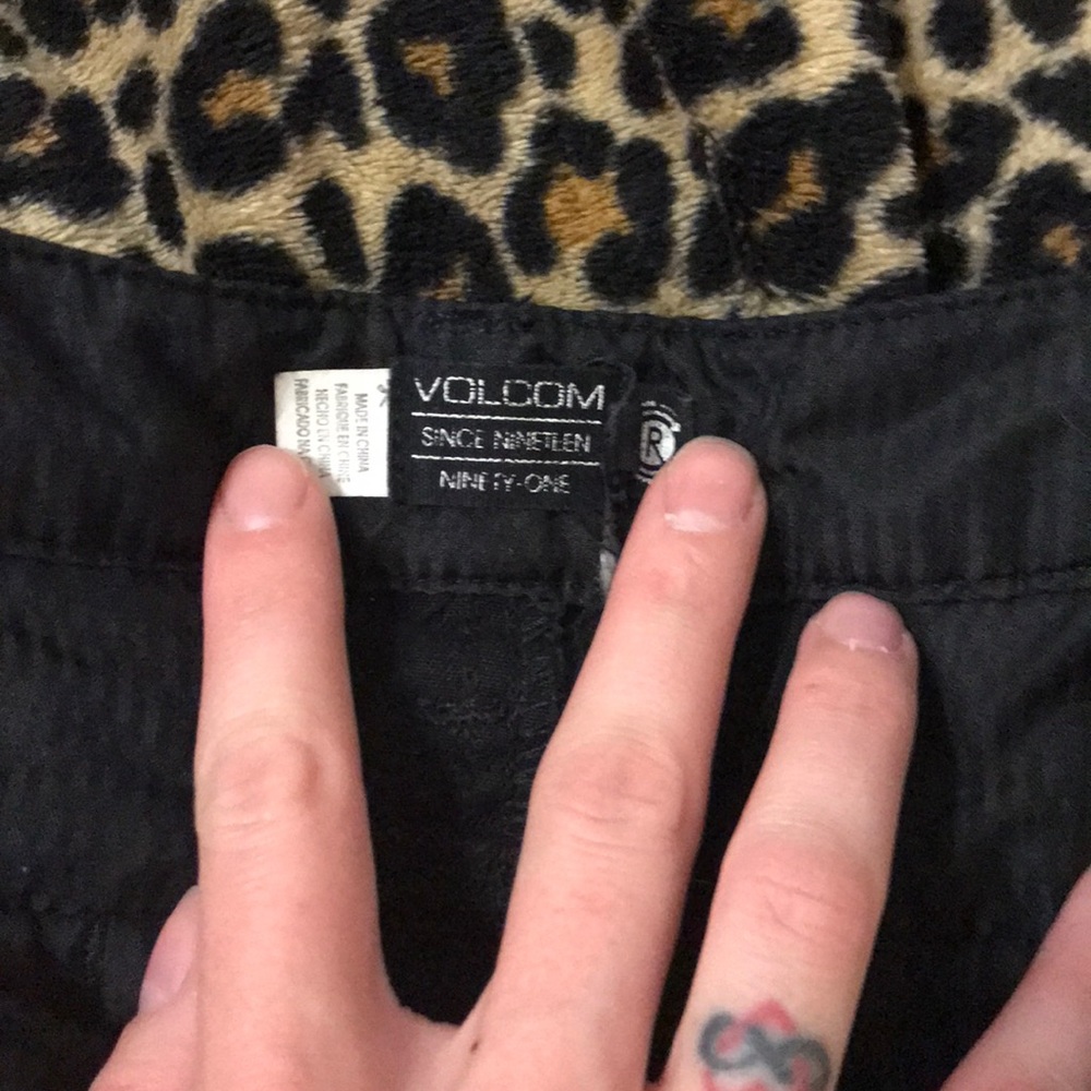 Volcom shorts - Picture 3 of 3